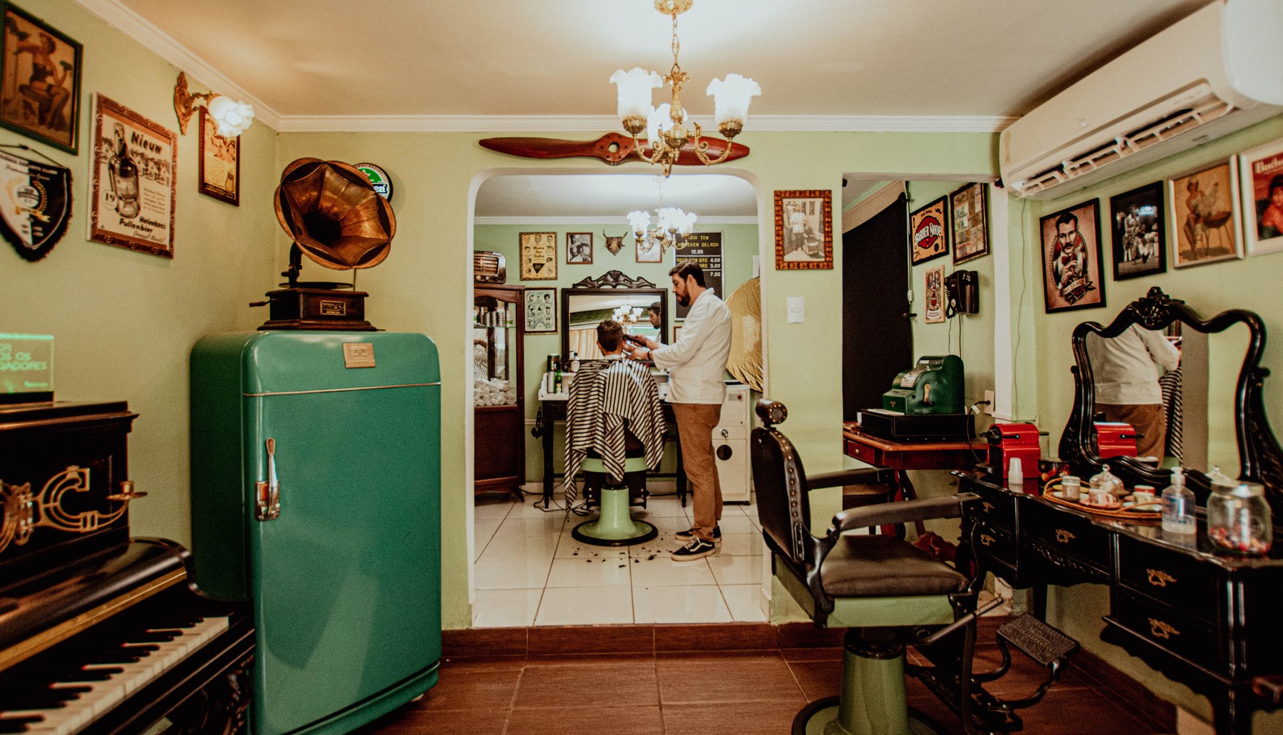 Pedro H. Bittencourt atendendo na barbearia onde a Brabo's nasceu